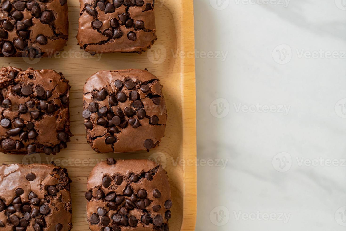 brownies au chocolat noir avec des pépites de chocolat sur le dessus photo