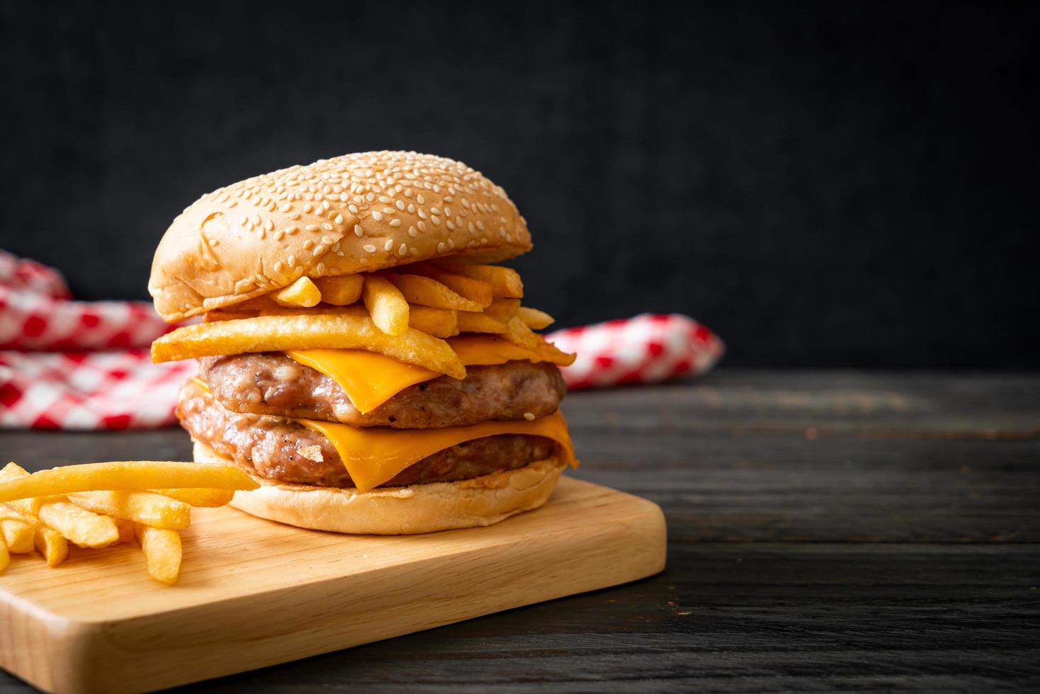 hamburger de porc ou hamburger de porc avec du fromage et des frites photo