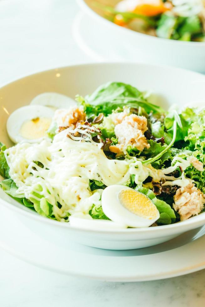 Salade de thon frais dans un bol blanc photo