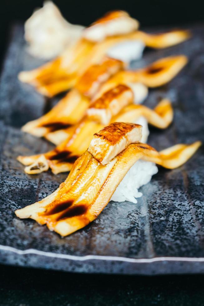 Sushi de poisson à l'anguille grillé avec foie gras sur le dessus photo