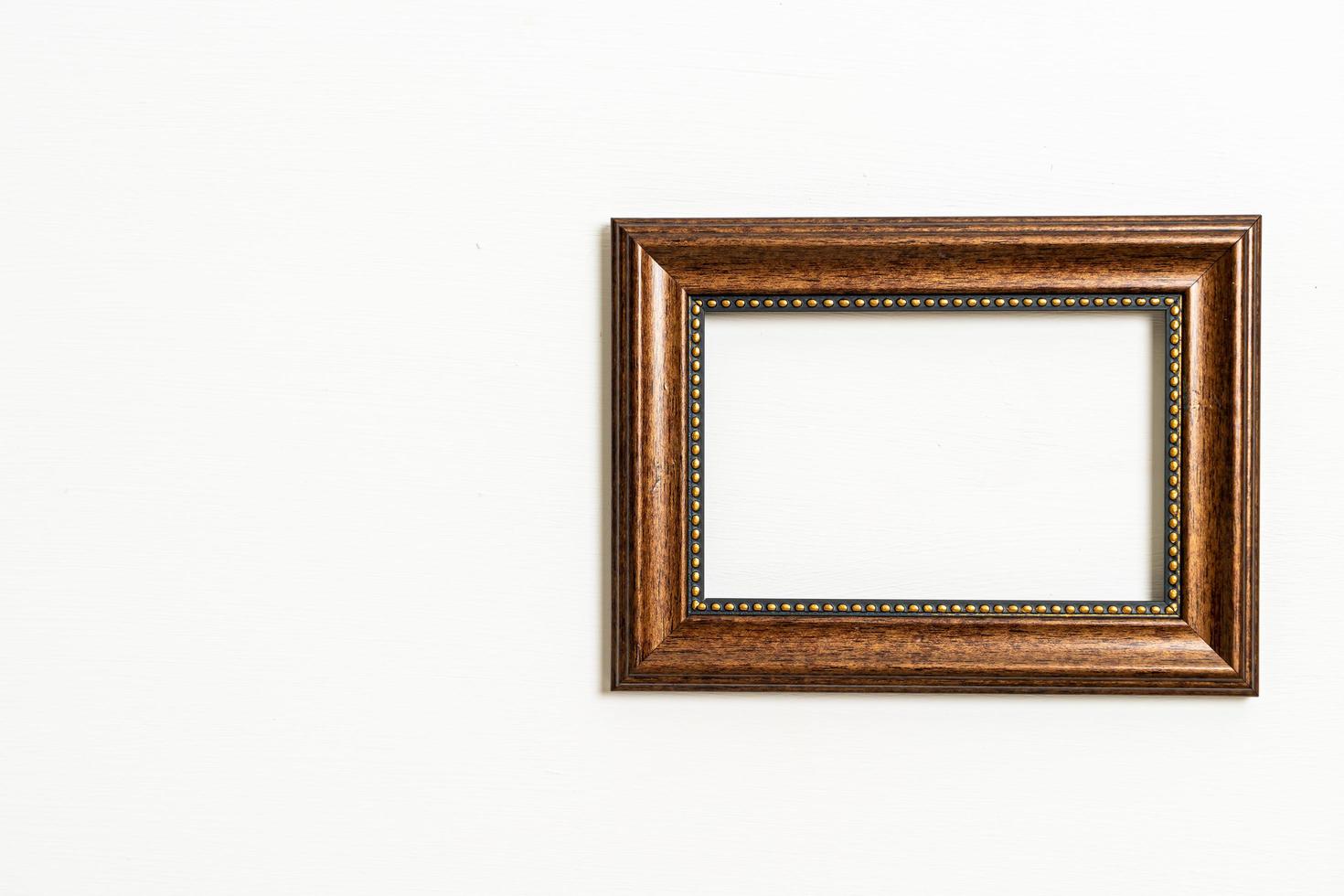 cadre photo vide sur fond de mur blanc avec espace de copie