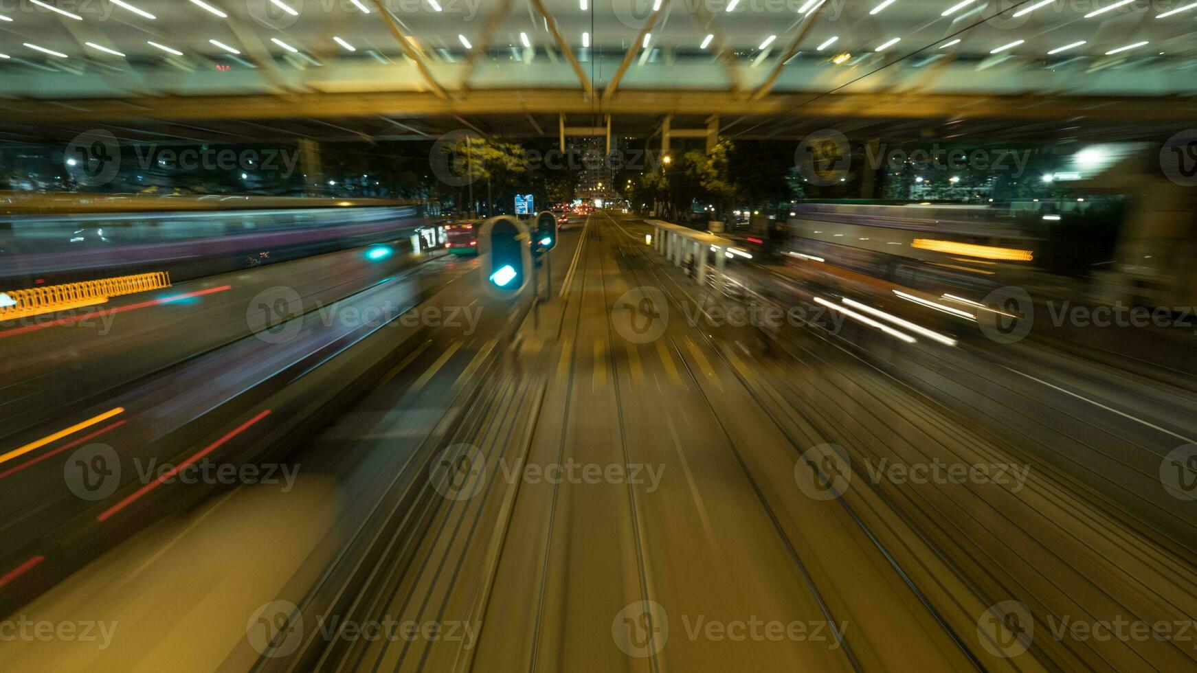 vue de en mouvement tram dans nuit Hong kong photo