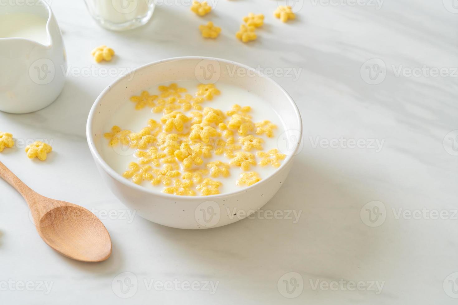 céréales complètes avec du lait frais pour le petit déjeuner photo