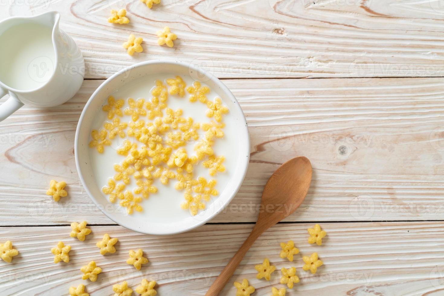 céréales complètes avec du lait frais pour le petit déjeuner photo