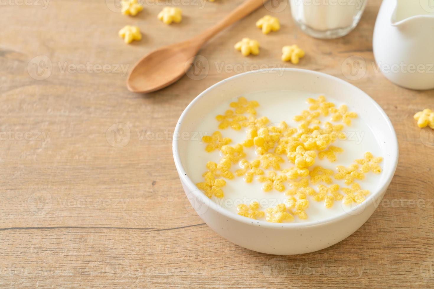 céréales complètes avec du lait frais pour le petit déjeuner photo