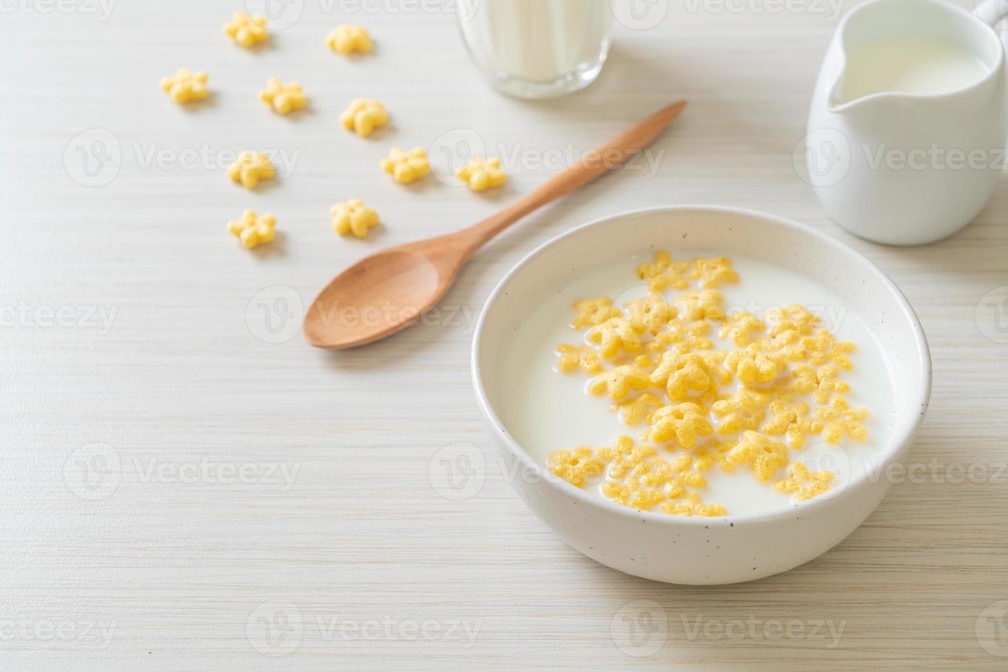 céréales complètes avec du lait frais pour le petit déjeuner photo