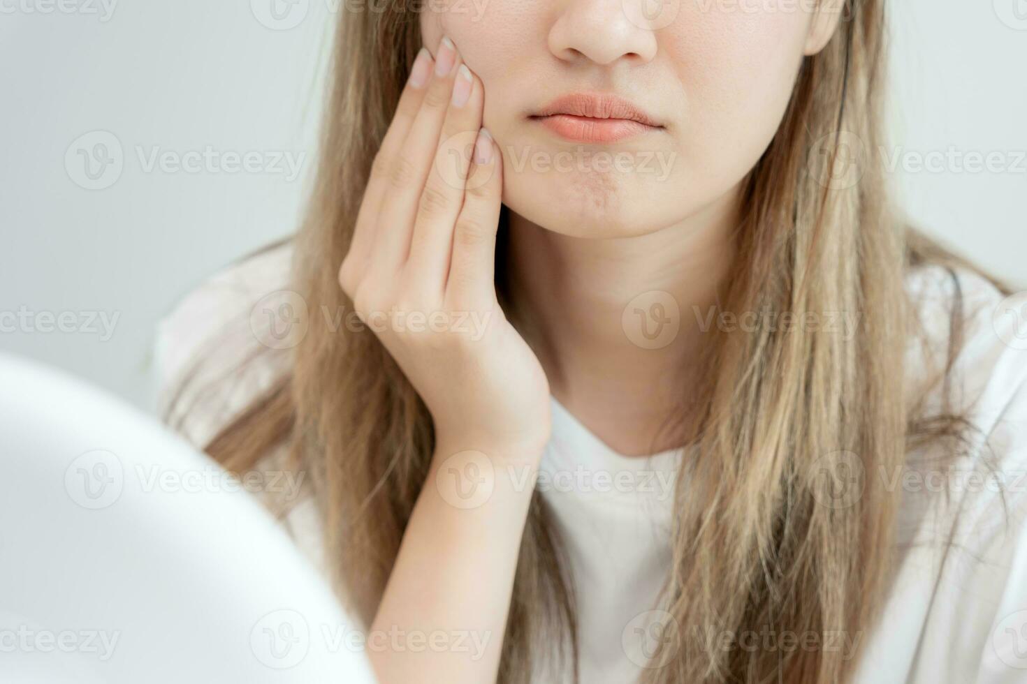 Jeune femme asiatique sont inquiet à propos visages dermatologie et allergique à stéroïdes dans produits de beauté. sensible peau, rouge visage de coup de soleil, acné, allergique à produits chimiques, téméraire sur affronter. peau problèmes et beauté photo