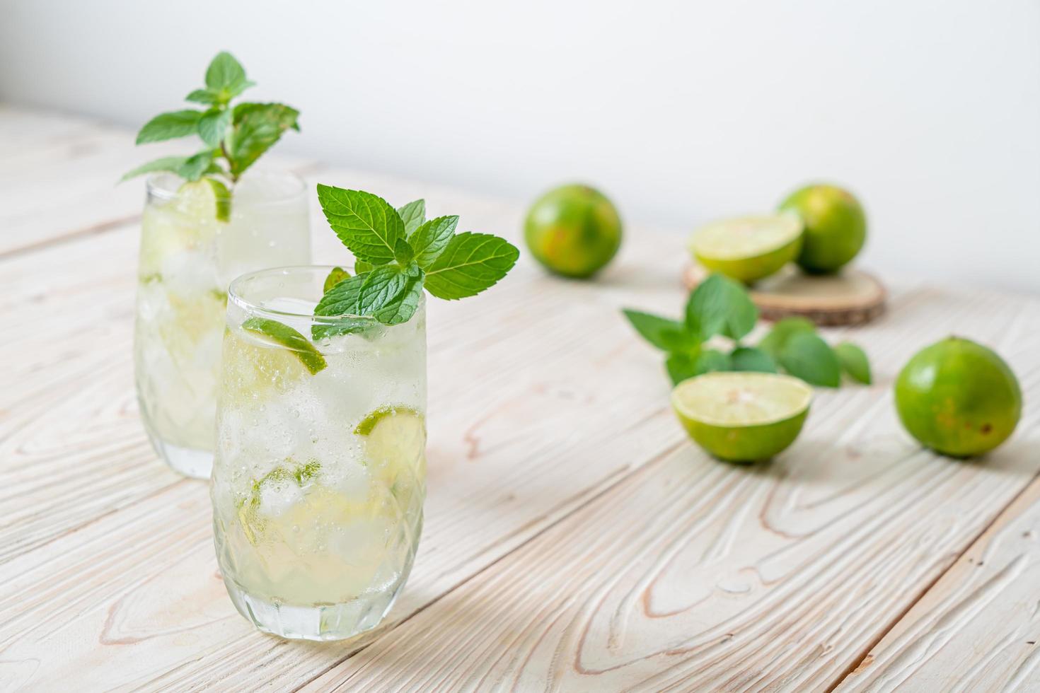 soda glacé au citron vert à la menthe - boisson rafraîchissante photo