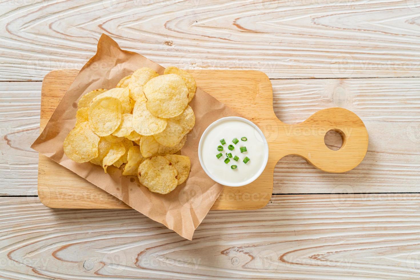 chips de pommes de terre avec sauce à la crème sure photo