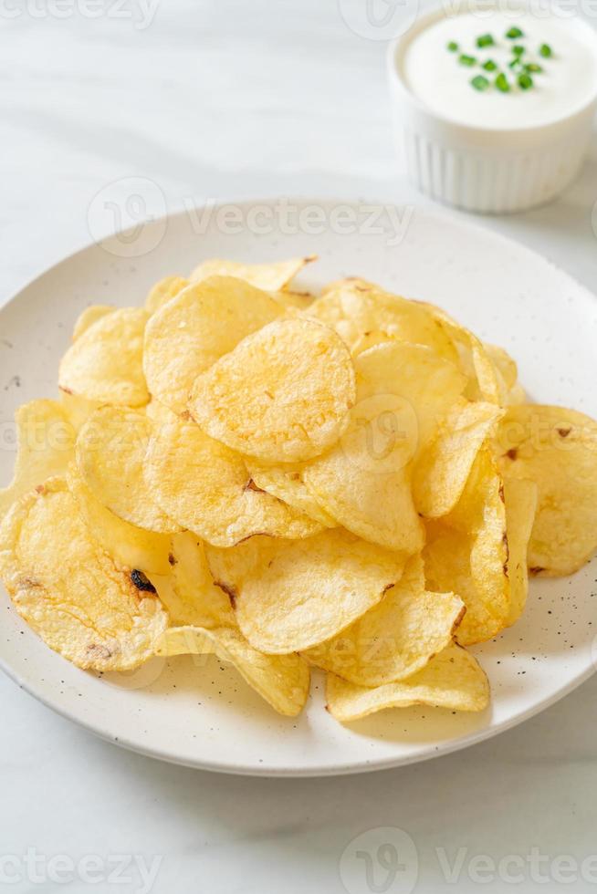 chips de pommes de terre avec sauce à la crème sure photo