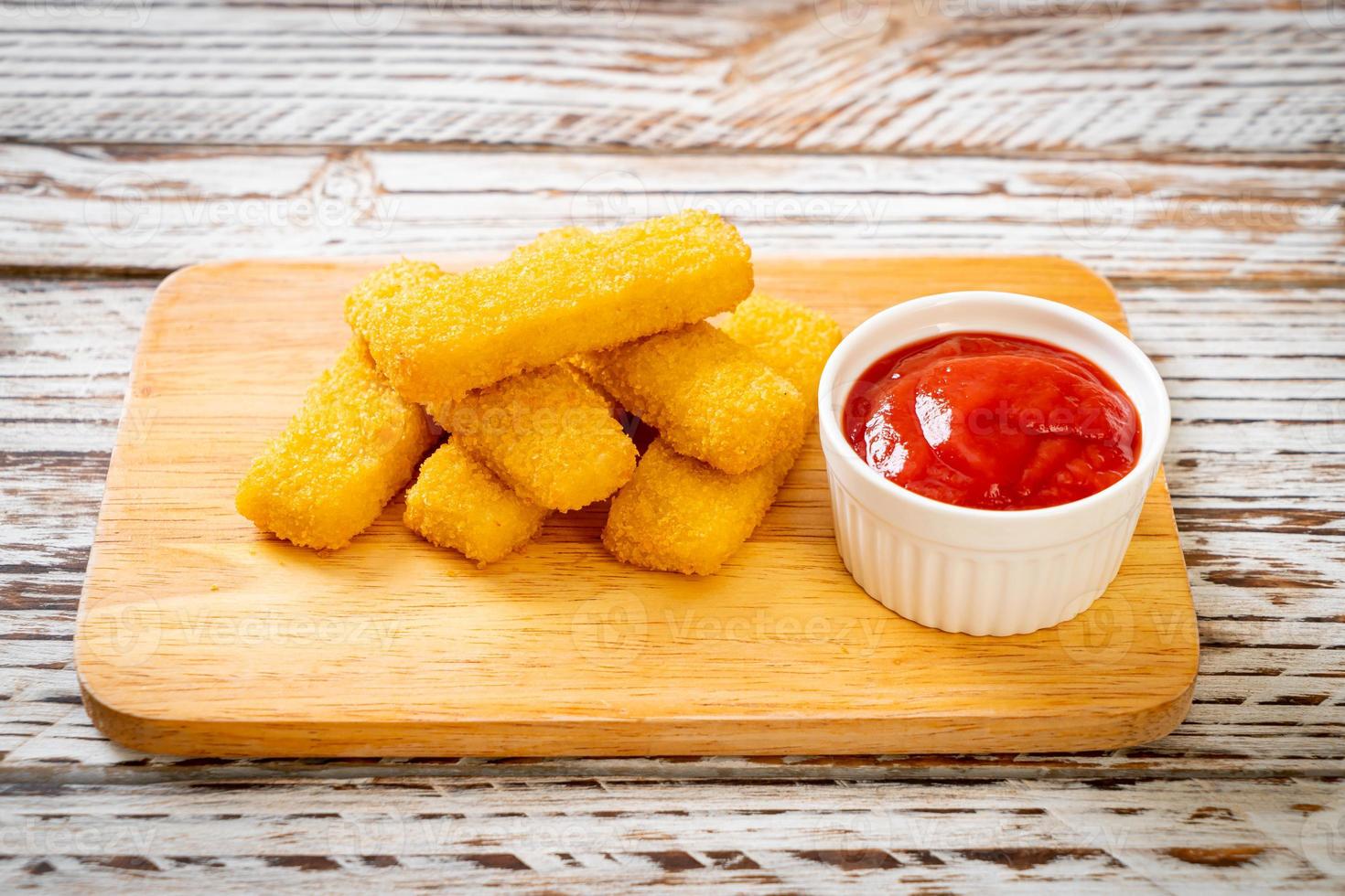 bâtonnets de poisson frits croustillants avec ketchup photo