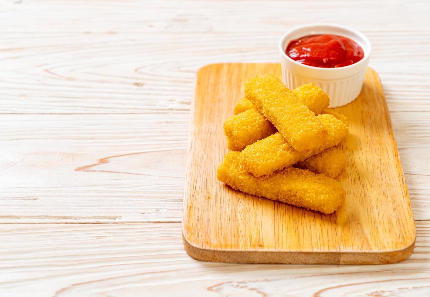 bâtonnets de poisson frits croustillants avec ketchup photo