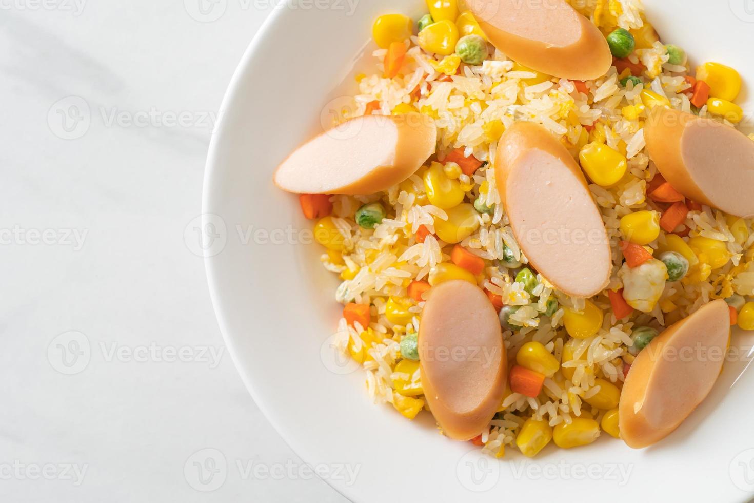 riz frit avec saucisse et légumes mélangés photo