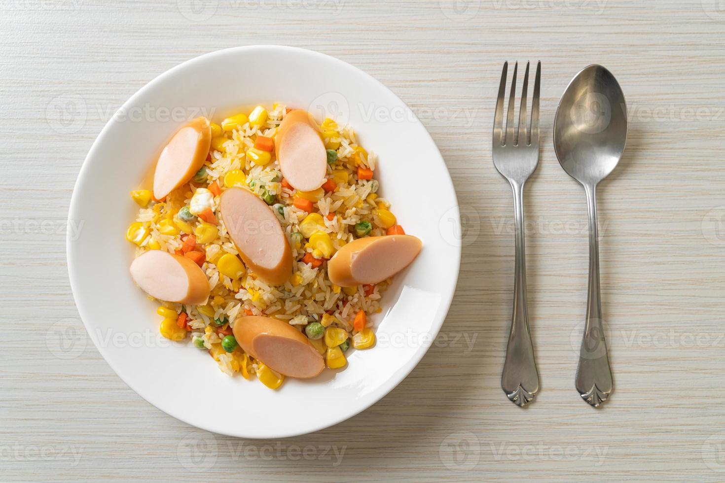 riz frit avec saucisse et légumes mélangés photo