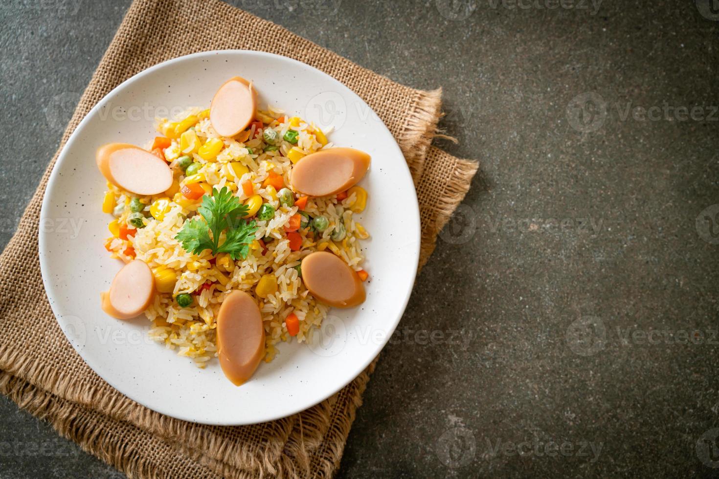 riz frit avec saucisse et légumes mélangés photo