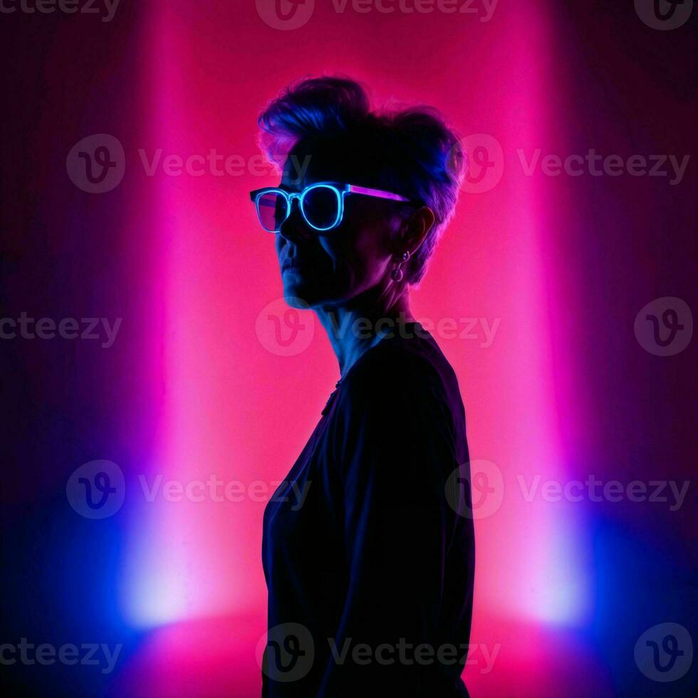 photo de milieu vieilli vieux femme avec avec mixte rose et bleu néon lumière, génératif ai