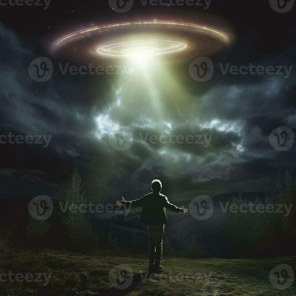une homme regards à une OVNI dans le ciel. le homme étiré en dehors le sien mains et regards à le en volant extraterrestre bateau. photo
