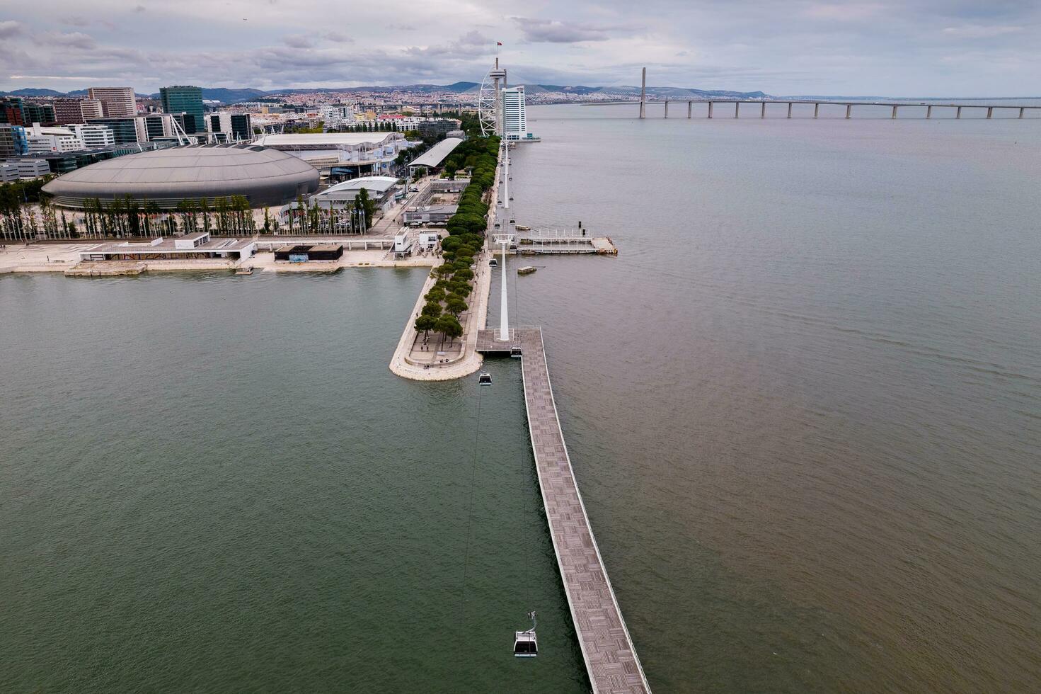 aérien panoramique vue parc de le nations dans Lisbonne, le Portugal avec Majeur attractions visible de au dessus le gondoles photo