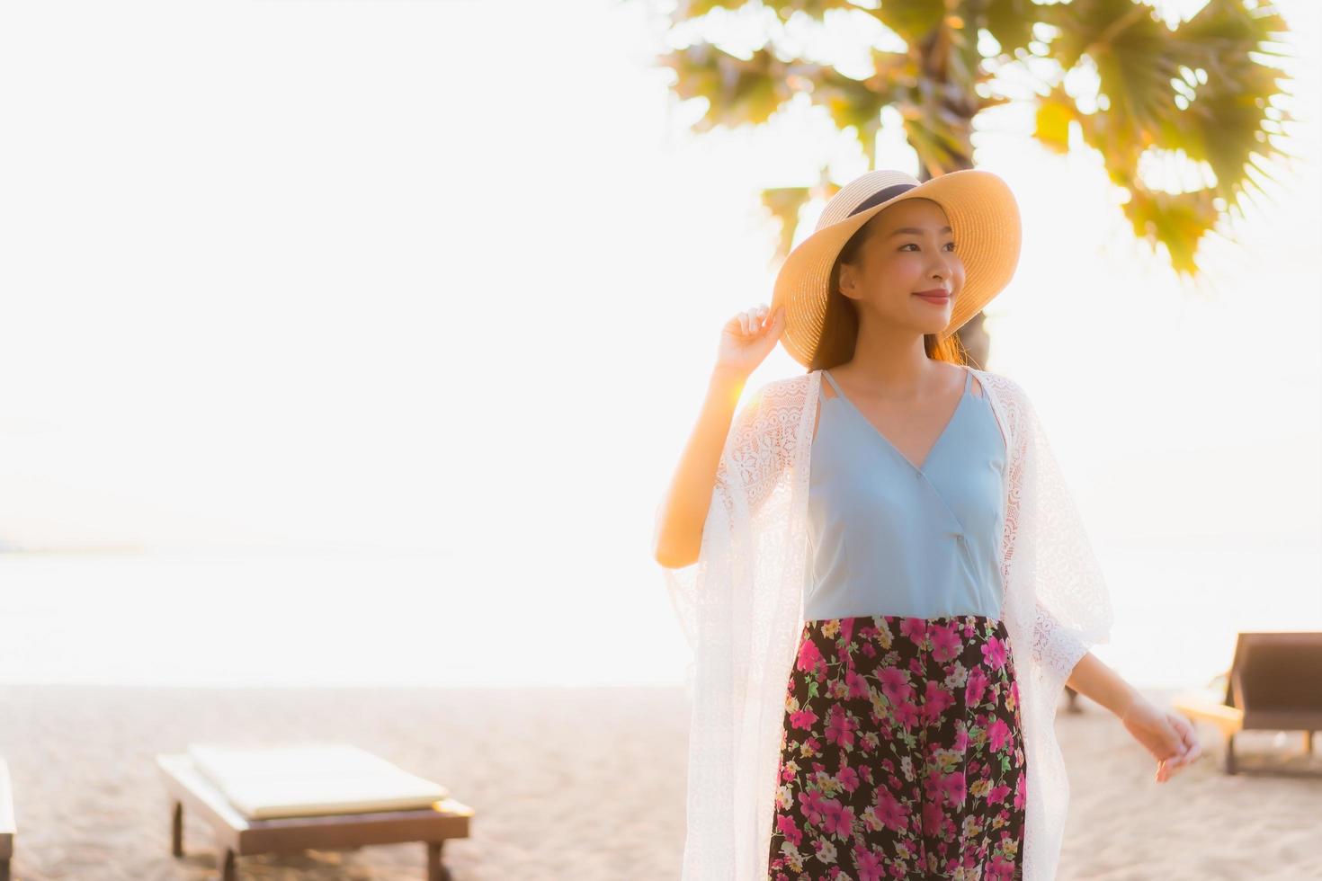 Portrait de belles jeunes femmes asiatiques sourire heureux se détendre autour de la plage mer océan photo