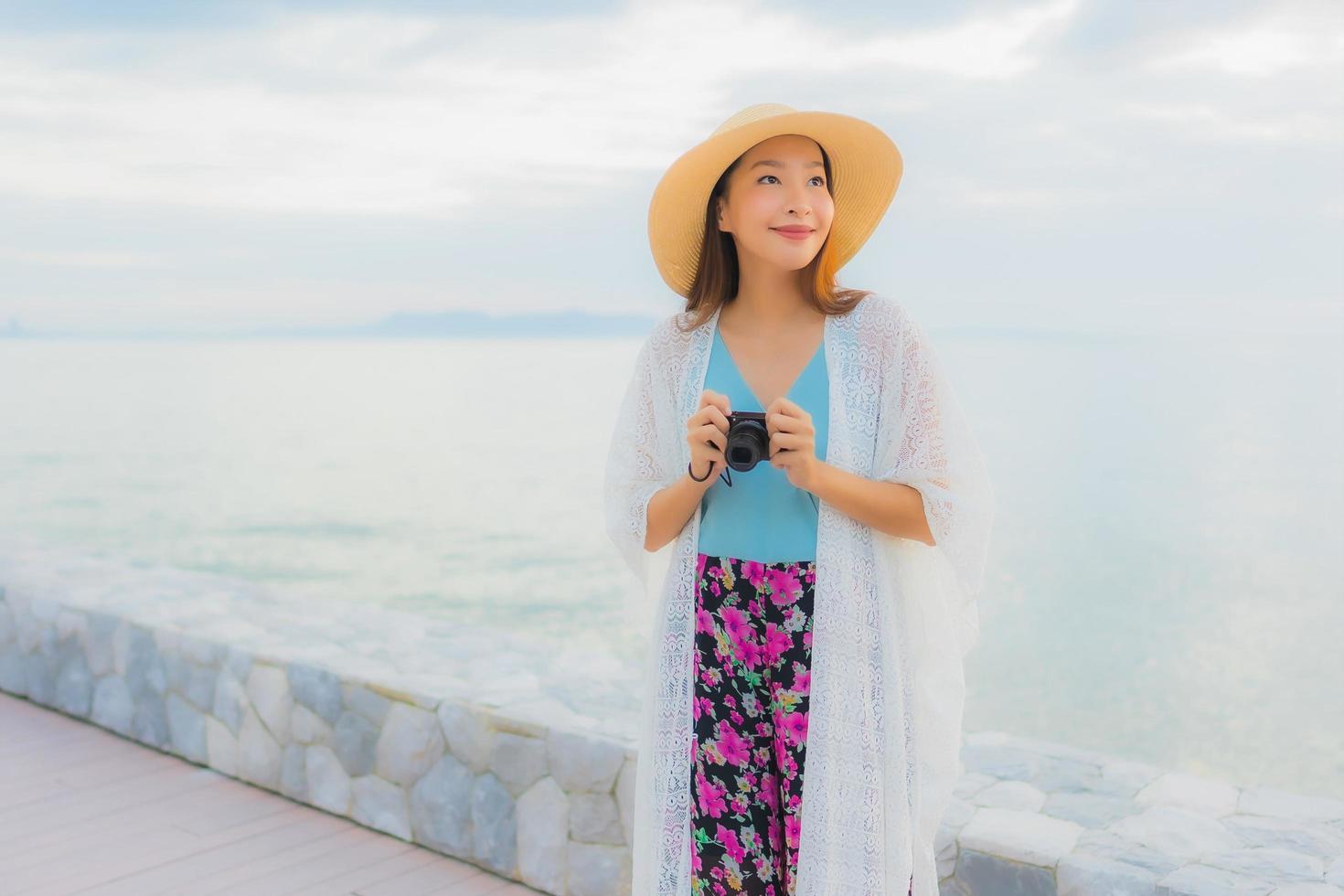 Portrait de belles jeunes femmes asiatiques sourire heureux se détendre autour de la mer plage océan photo