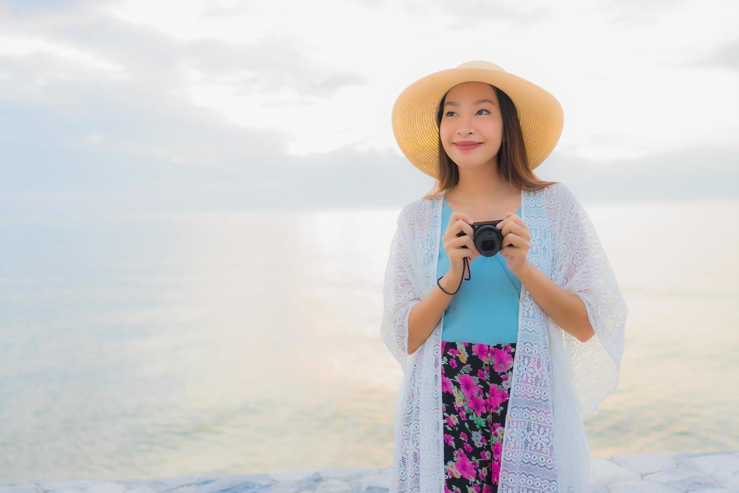 Portrait de belles jeunes femmes asiatiques sourire heureux se détendre autour de la mer plage océan photo