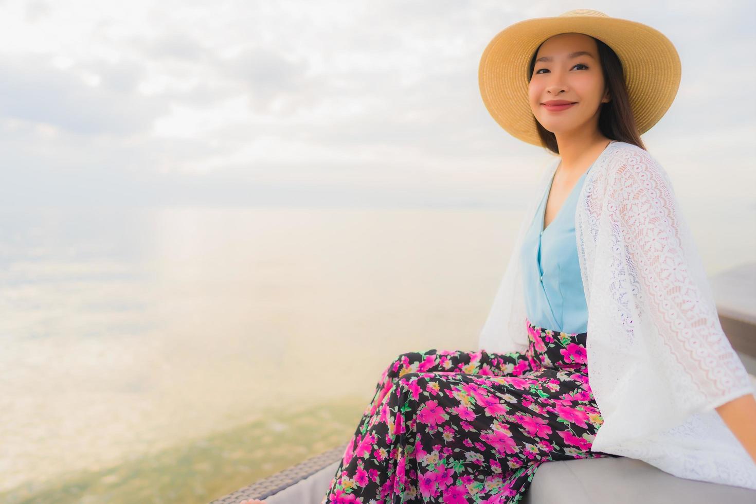 Portrait de belles jeunes femmes asiatiques sourire heureux se détendre autour de la mer plage océan photo