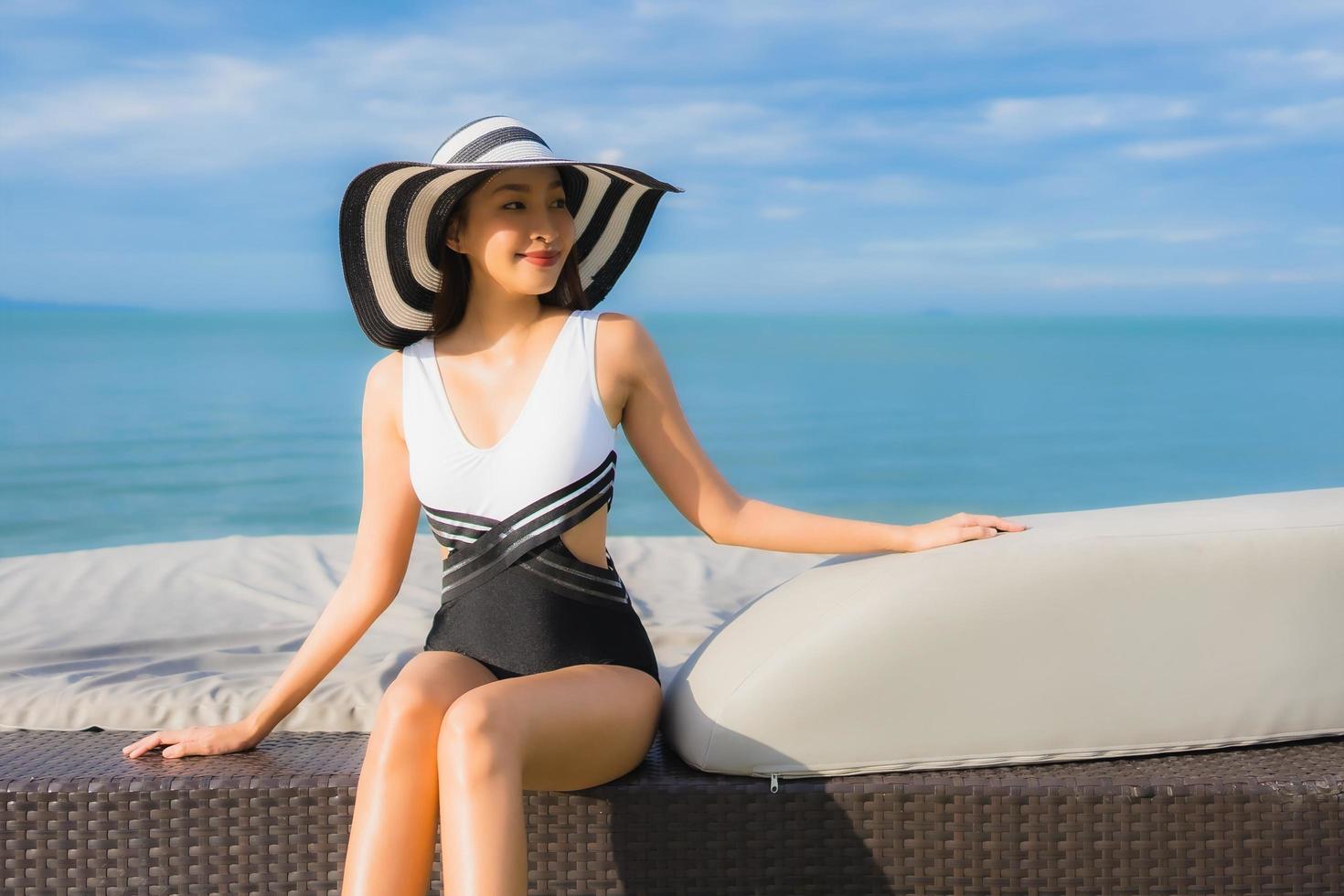 Portrait de belles jeunes femmes asiatiques se détendre sourire heureux autour de la mer plage océan photo