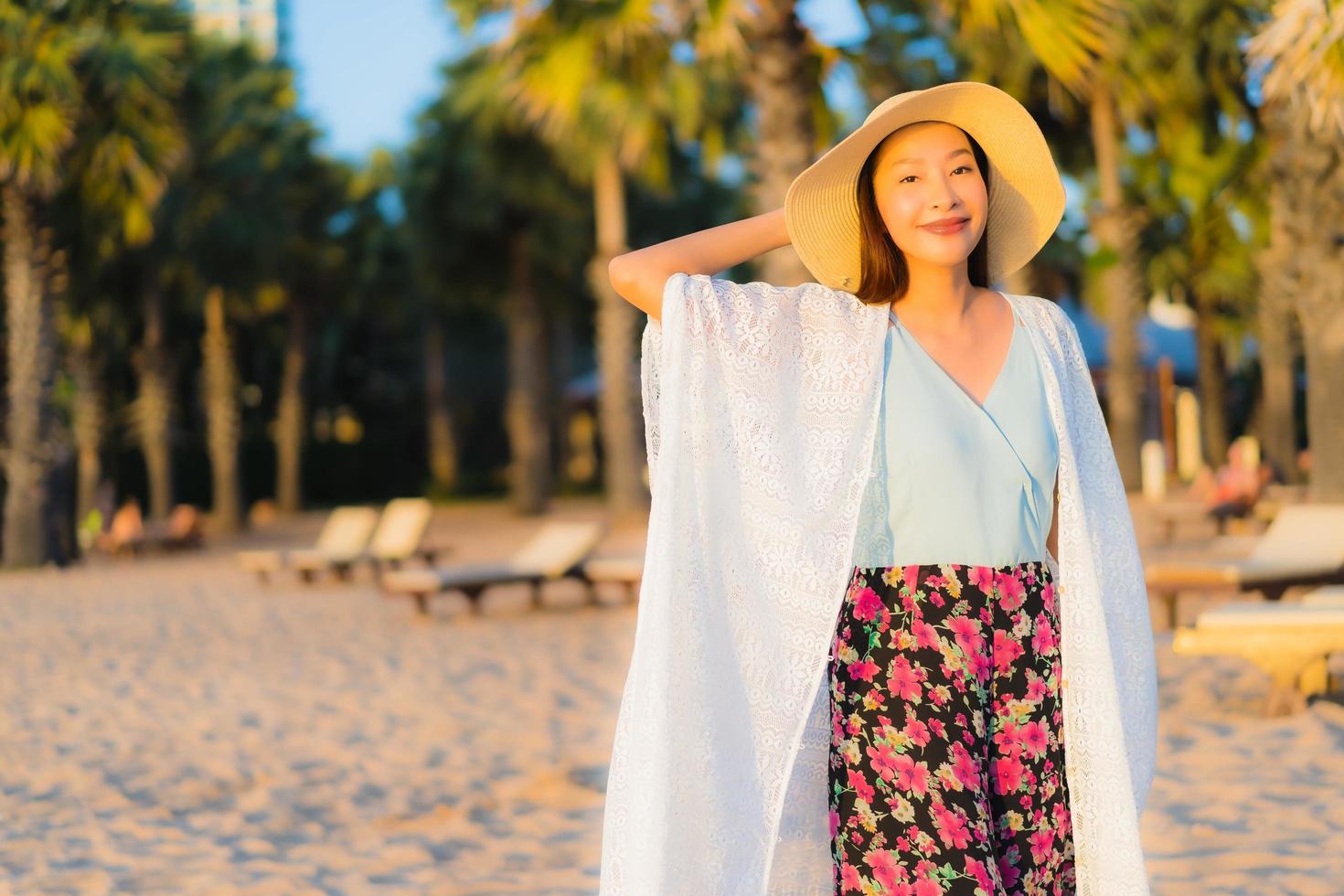 Portrait de belles jeunes femmes asiatiques sourire heureux se détendre autour de la plage mer océan photo