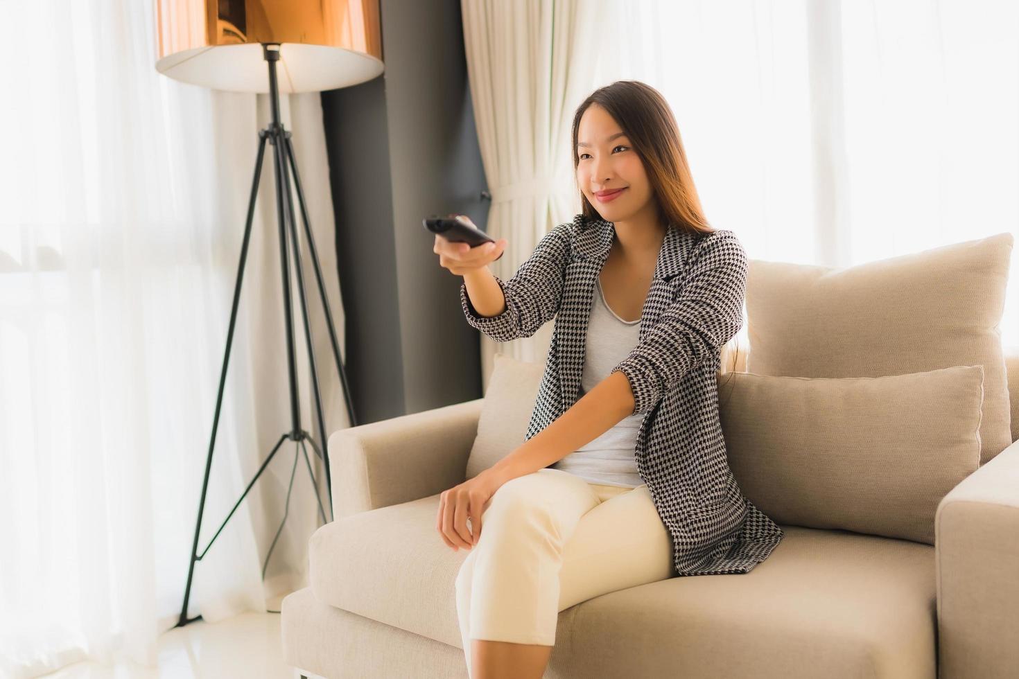 portrait belles jeunes femmes asiatiques changer de chaîne tv photo