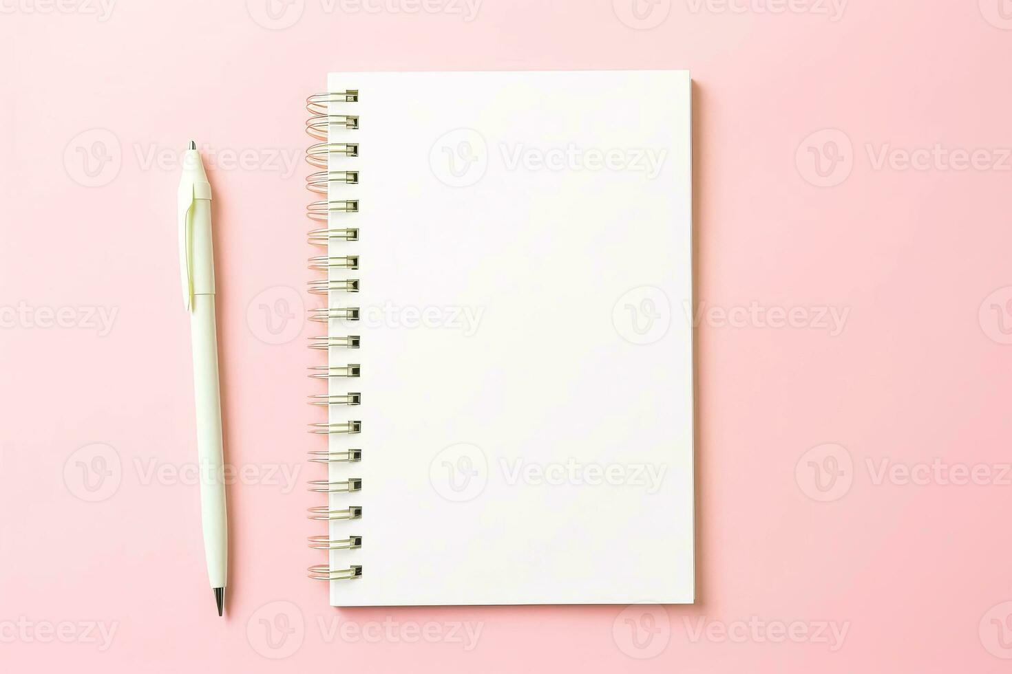 bloc-notes avec Vide pages et stylo sur une rose Contexte. photo