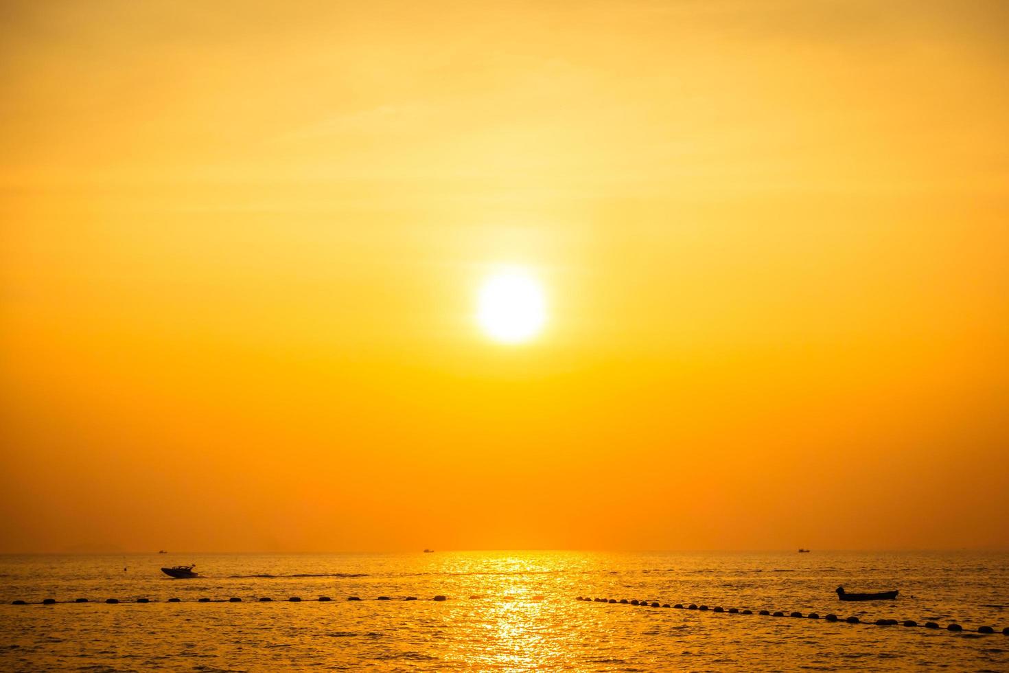 beau coucher de soleil sur la plage et la mer photo