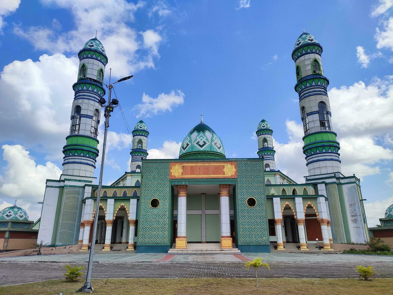 mosquée ou musulman culte endroit ou prier endroit avec bleu ciel Contexte photo