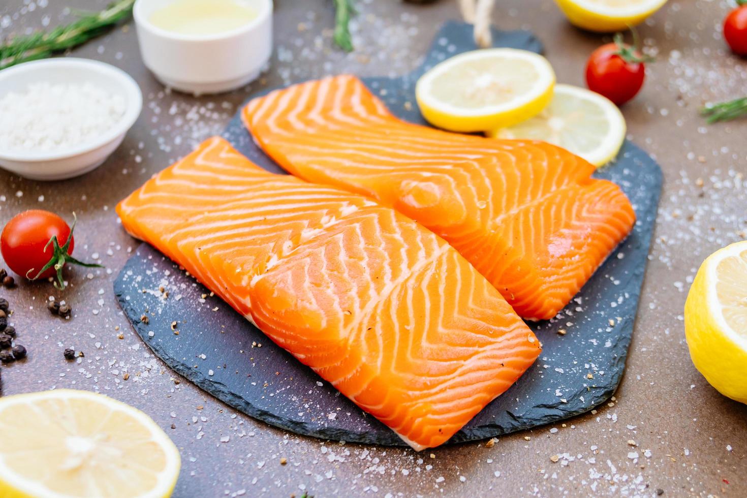 Filet de saumon cru et frais sur ardoise noire photo