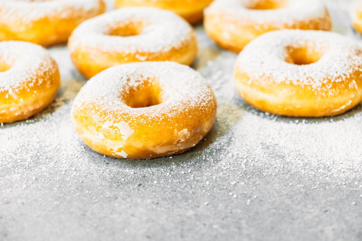 dessert sucré avec de nombreux beignets photo