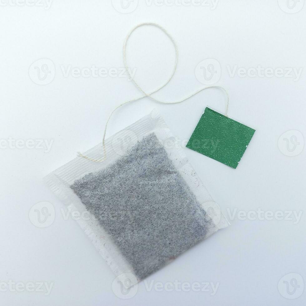 thé sac avec vert étiquette isolé sur blanc Contexte. carré orientation photo