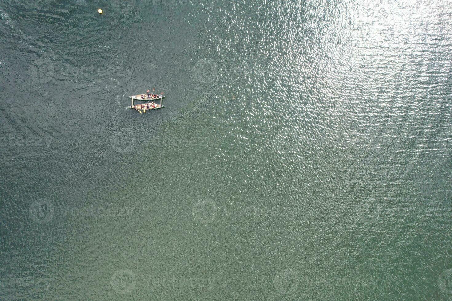 haute angle métrage de gens sont canotage à caldecotte Lac situé à Milton Keynes ville de Angleterre génial Bretagne Royaume-Uni. le aérien paysage a été capturé sur août 21, 2023 avec drone caméra photo