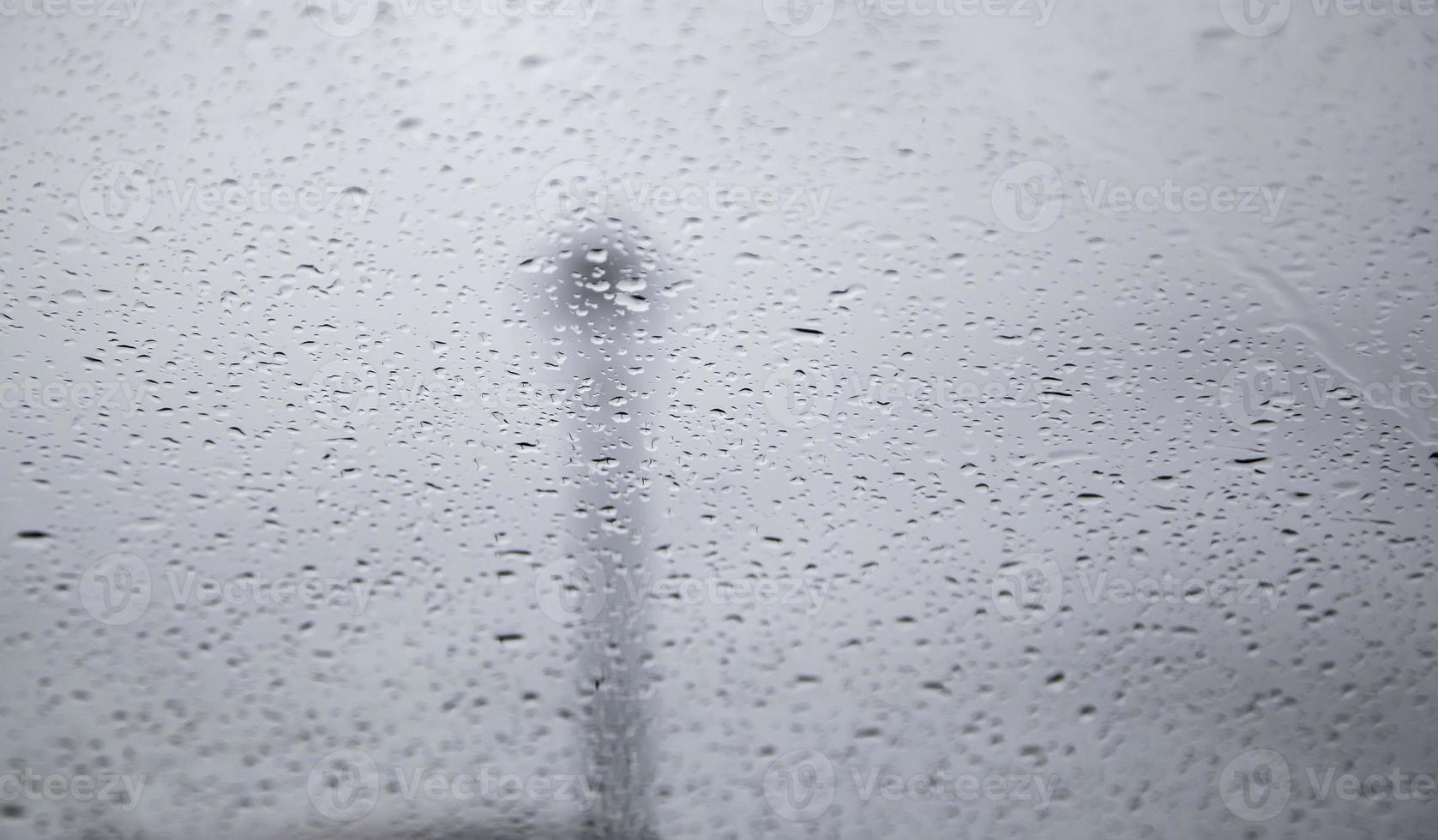 verre humide avec des gouttes de pluie photo