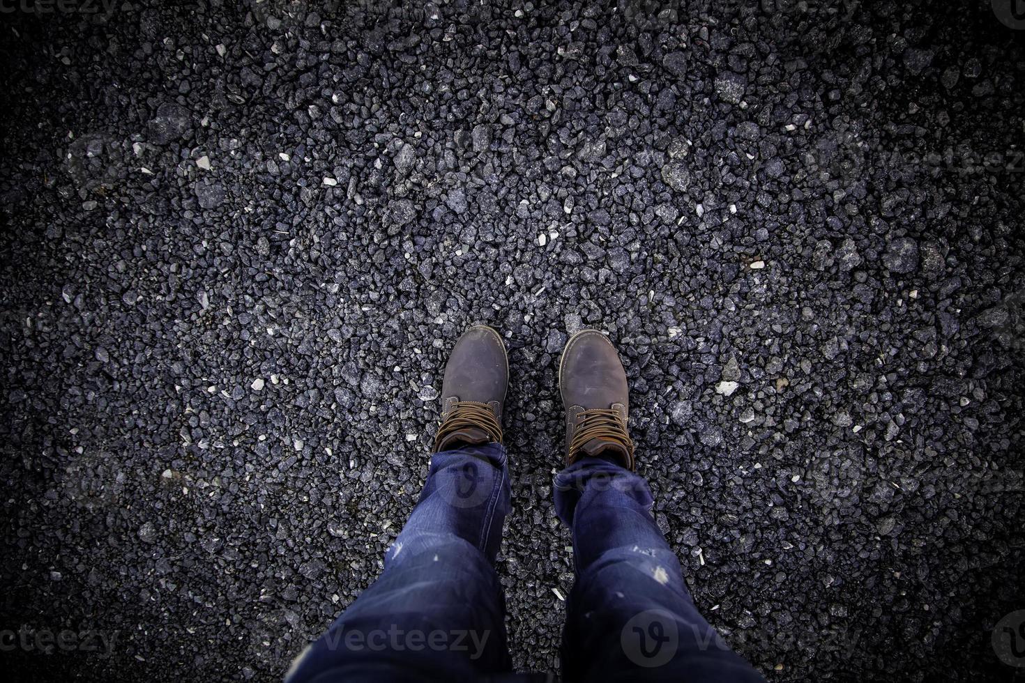 bottes pour hommes dans une forêt photo