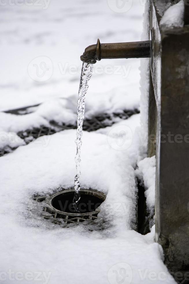 fontaine d'eau avec de la neige photo