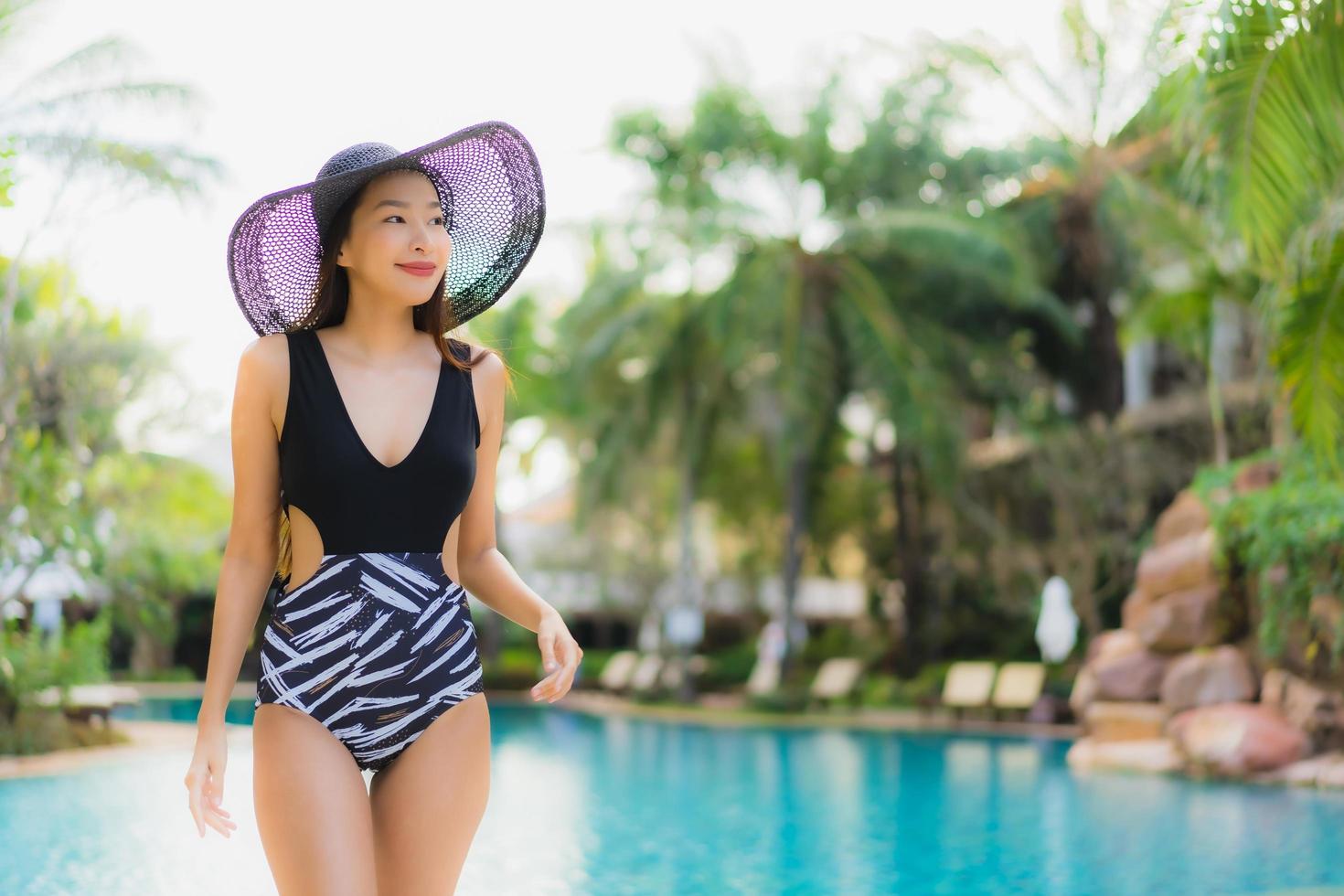 portrait belles jeunes femmes asiatiques sourire heureux se détendre autour de la piscine photo