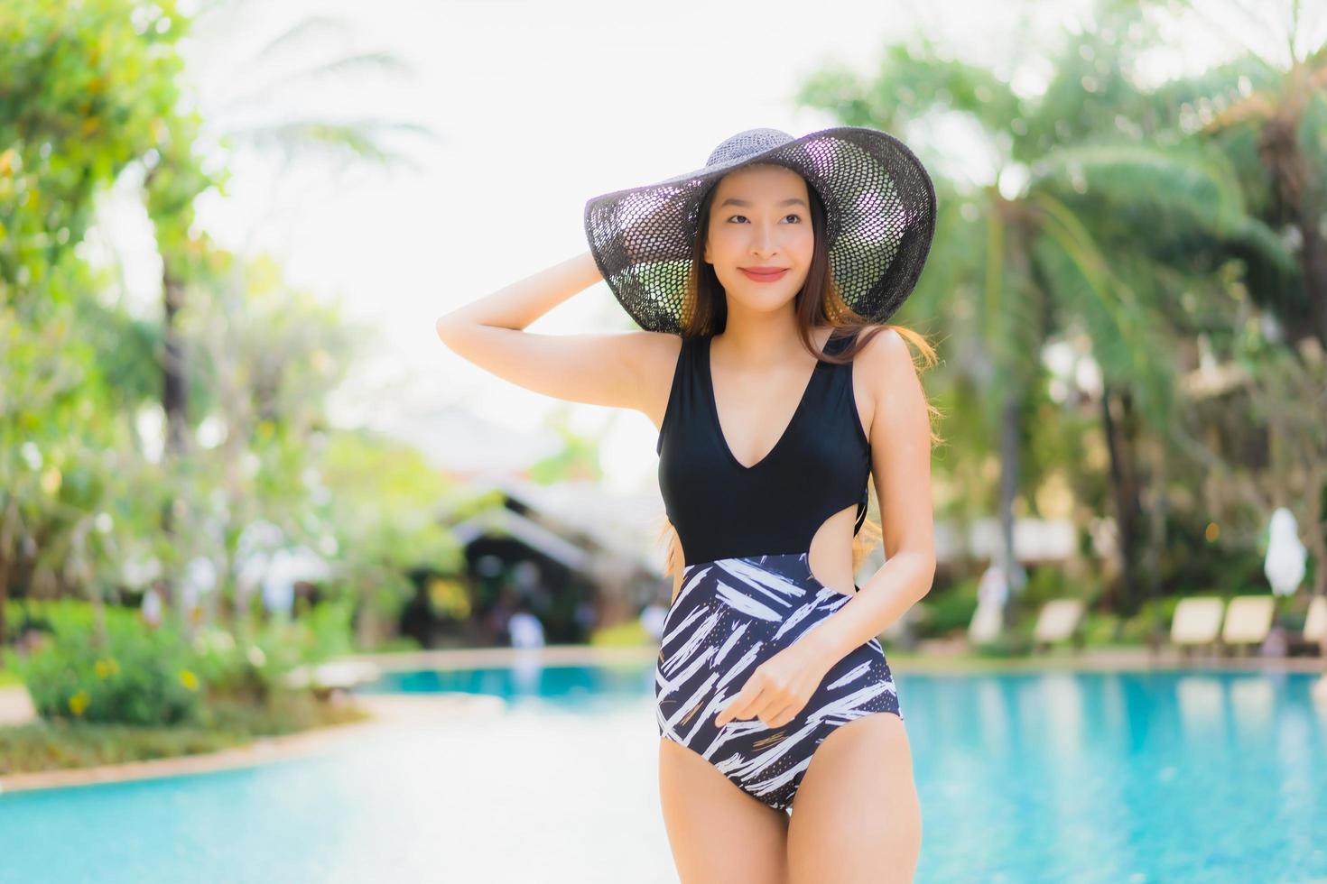 portrait belles jeunes femmes asiatiques sourire heureux se détendre autour de la piscine photo