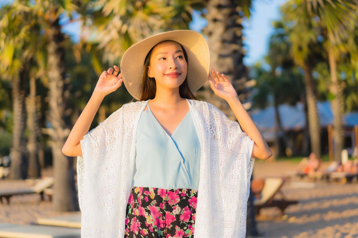 Portrait de belles jeunes femmes asiatiques sourire heureux se détendre autour de la plage mer océan photo