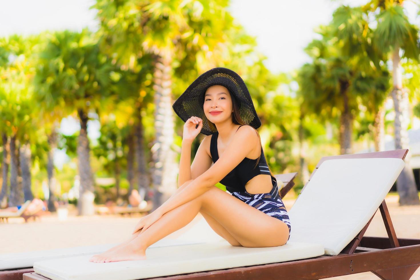 Portrait de belles jeunes femmes asiatiques se détendre sourire heureux autour de la mer plage océan photo