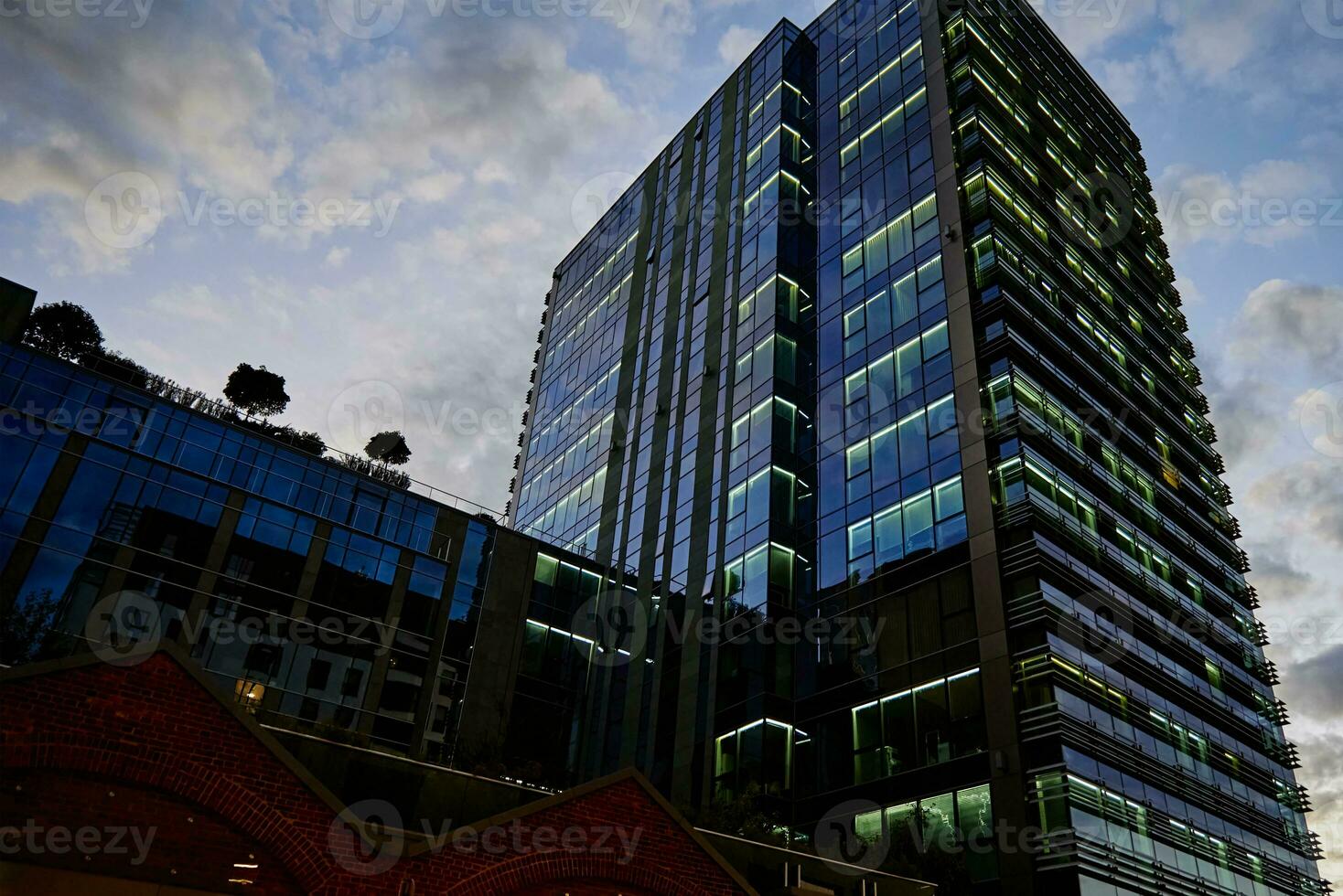 haute monter Bureau bâtiment avec illuminé les fenêtres à nuit photo