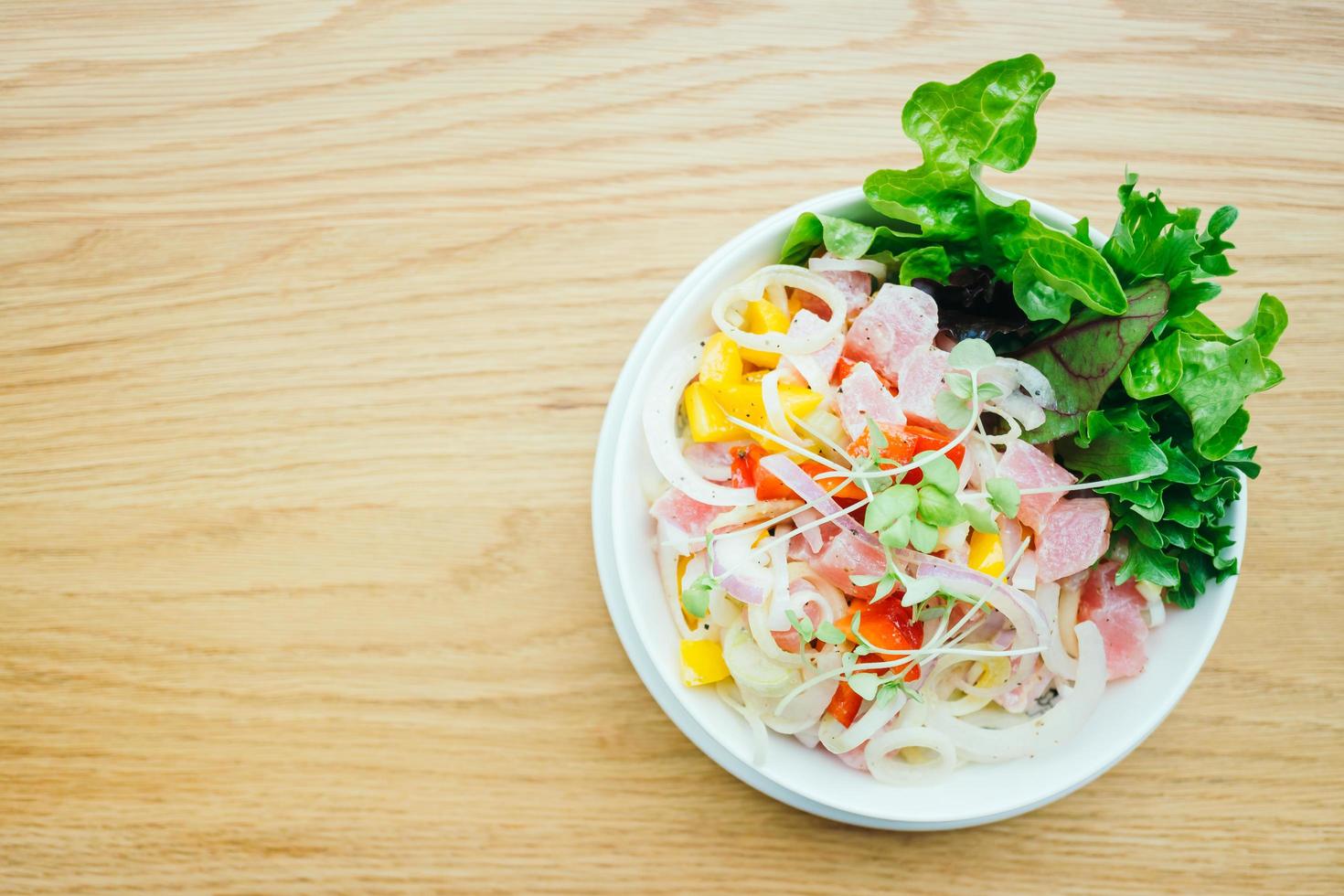 thon cru et frais avec salade de légumes photo