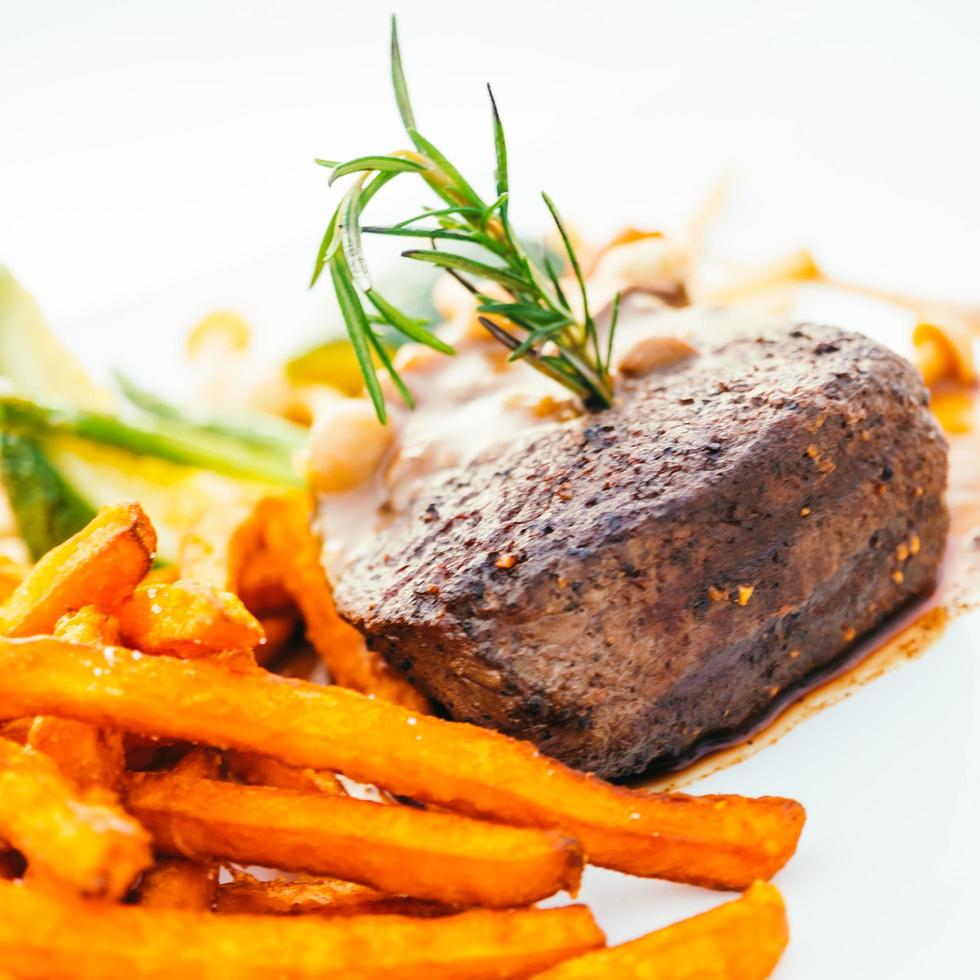 Filet de bœuf grillé aux légumes photo