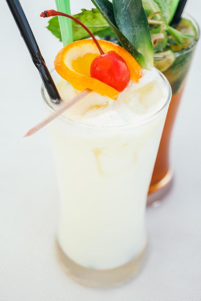 verre à cocktails à boire de la glace photo
