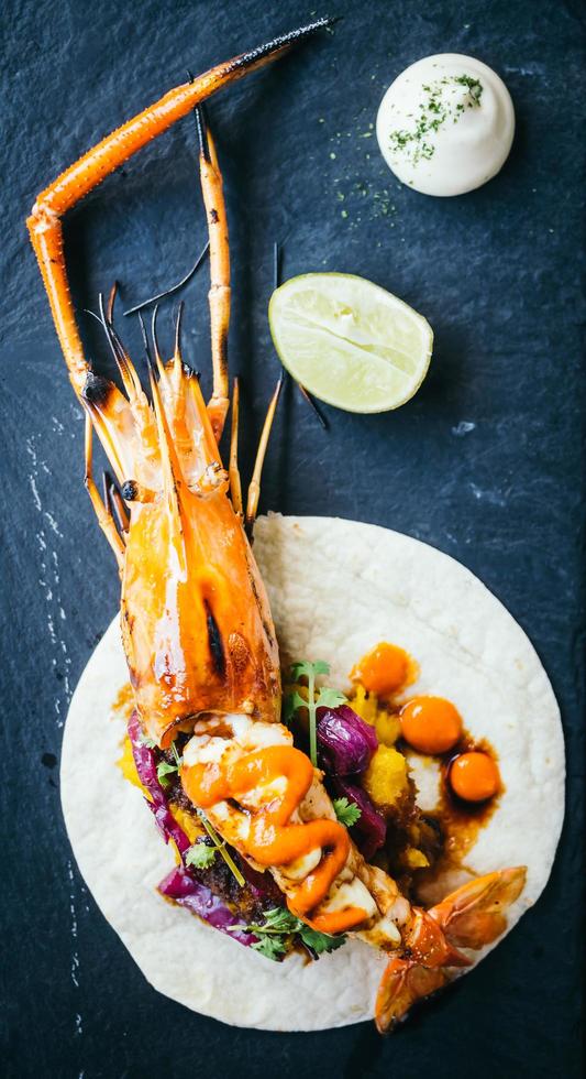 taco aux crevettes ou crevettes et sauce photo