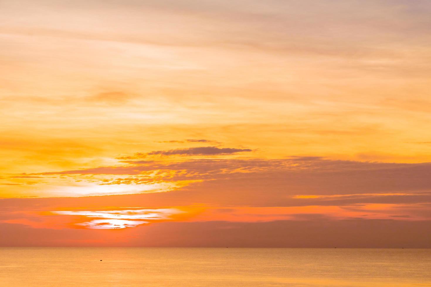 lever de soleil et mer photo