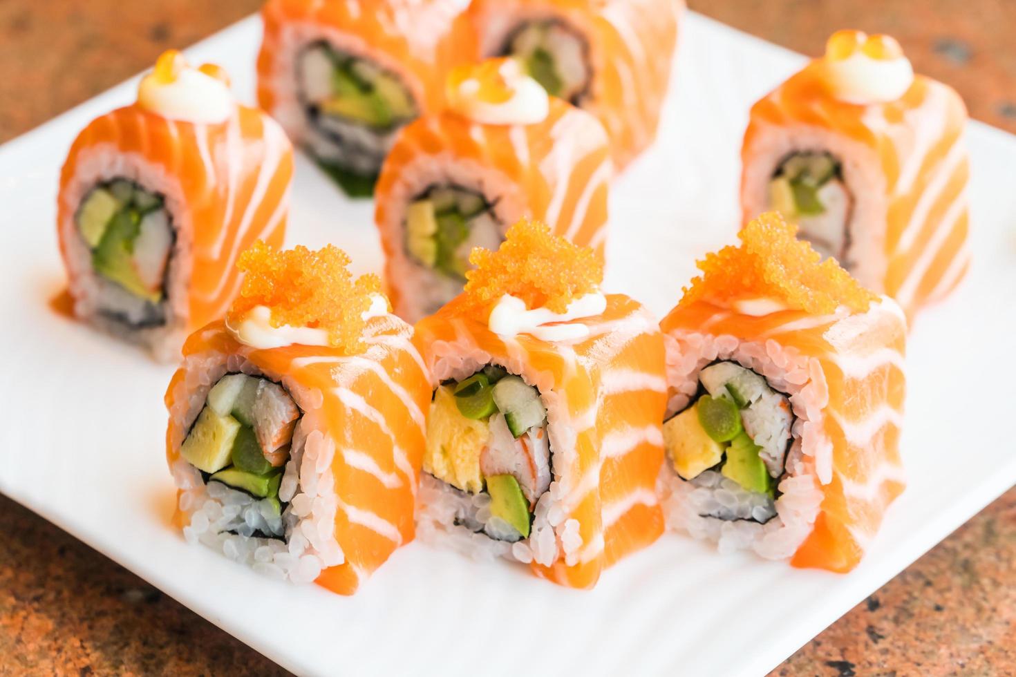 rouleau de saumon sushi photo